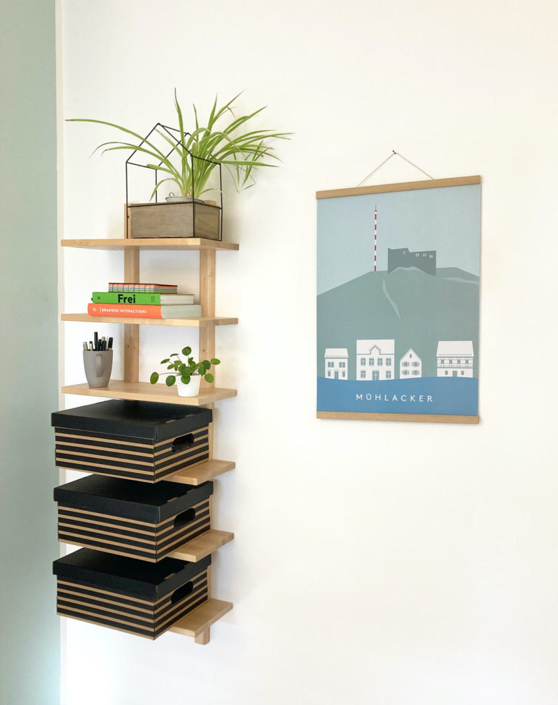 Mühlacker Plakat mit Holzleiste neben Regal